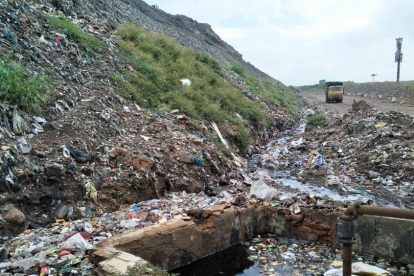 Mountain of trash in places near delhi