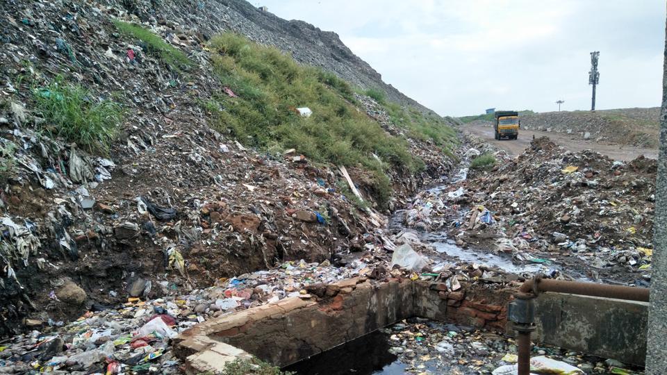 Mountain of trash in places near delhi