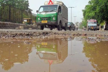 damage road in delhi